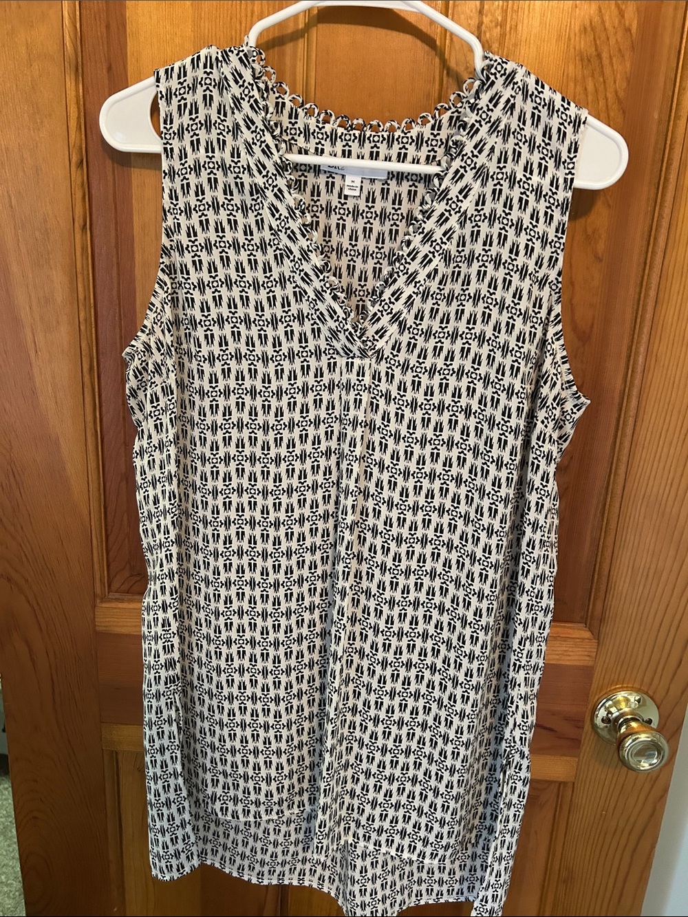 DR2 Black and White Sleeveless V-Neck Patterned Tank Top